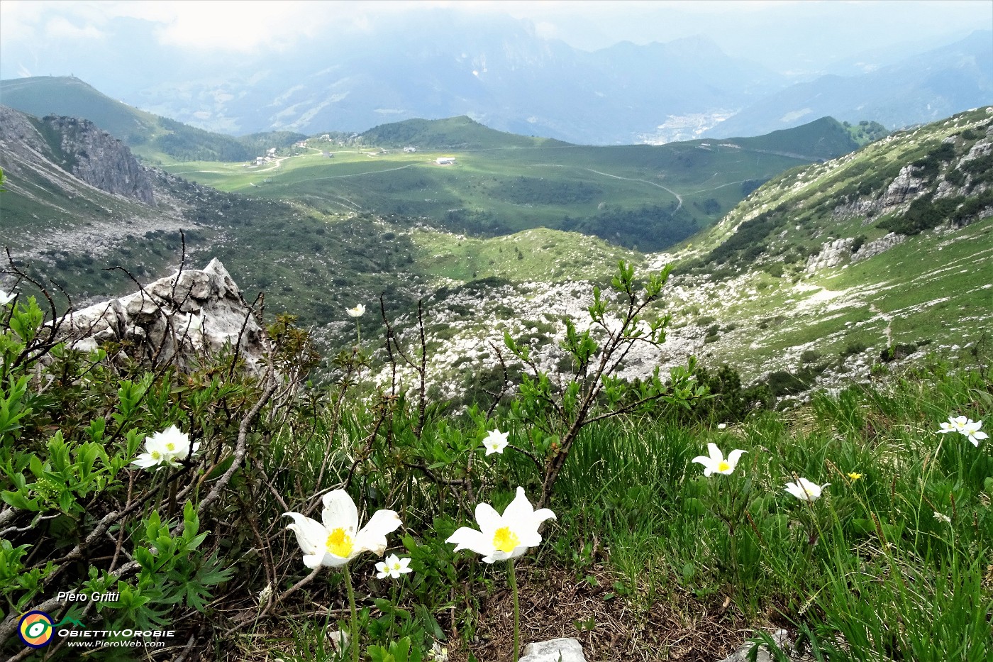 57 Vista sulla Valle dei mughi e i Piani di Bobbio.JPG